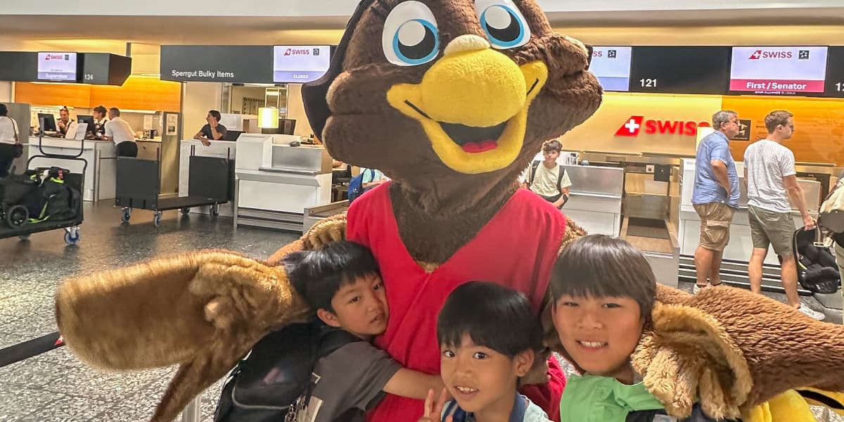 空港の搭乗口付近で過ごす子供たち