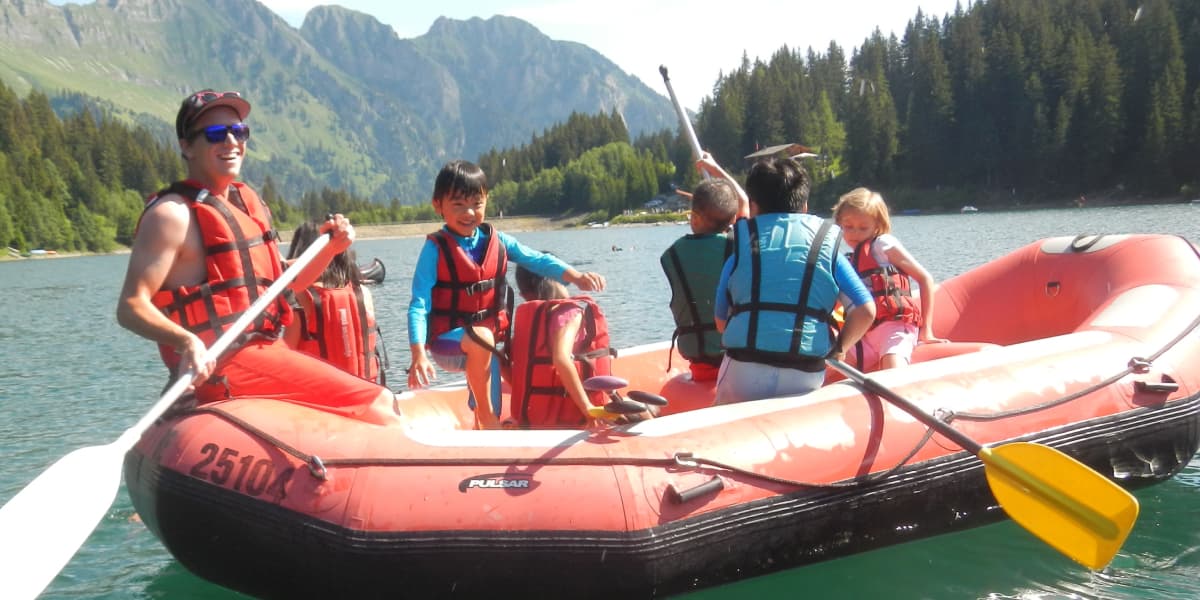 ゴムボートに乗る子供たちと引率者