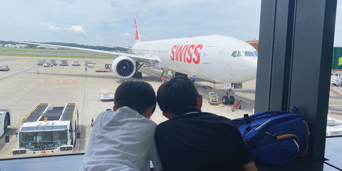 駐機中の航空機を眺める子供たち