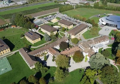 ル・ロゼの風景。自然の中に校舎がある様子。